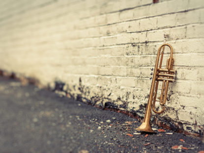 Jazztrompete-vor-Ziegelwand