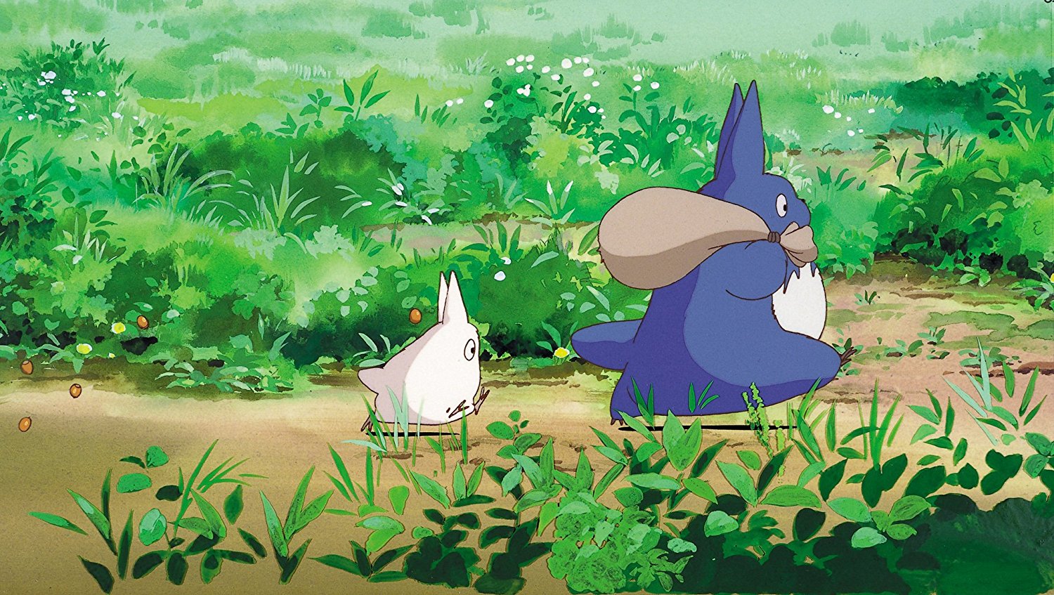 Totoro und ein Waldgeist gehen über eine Wiese