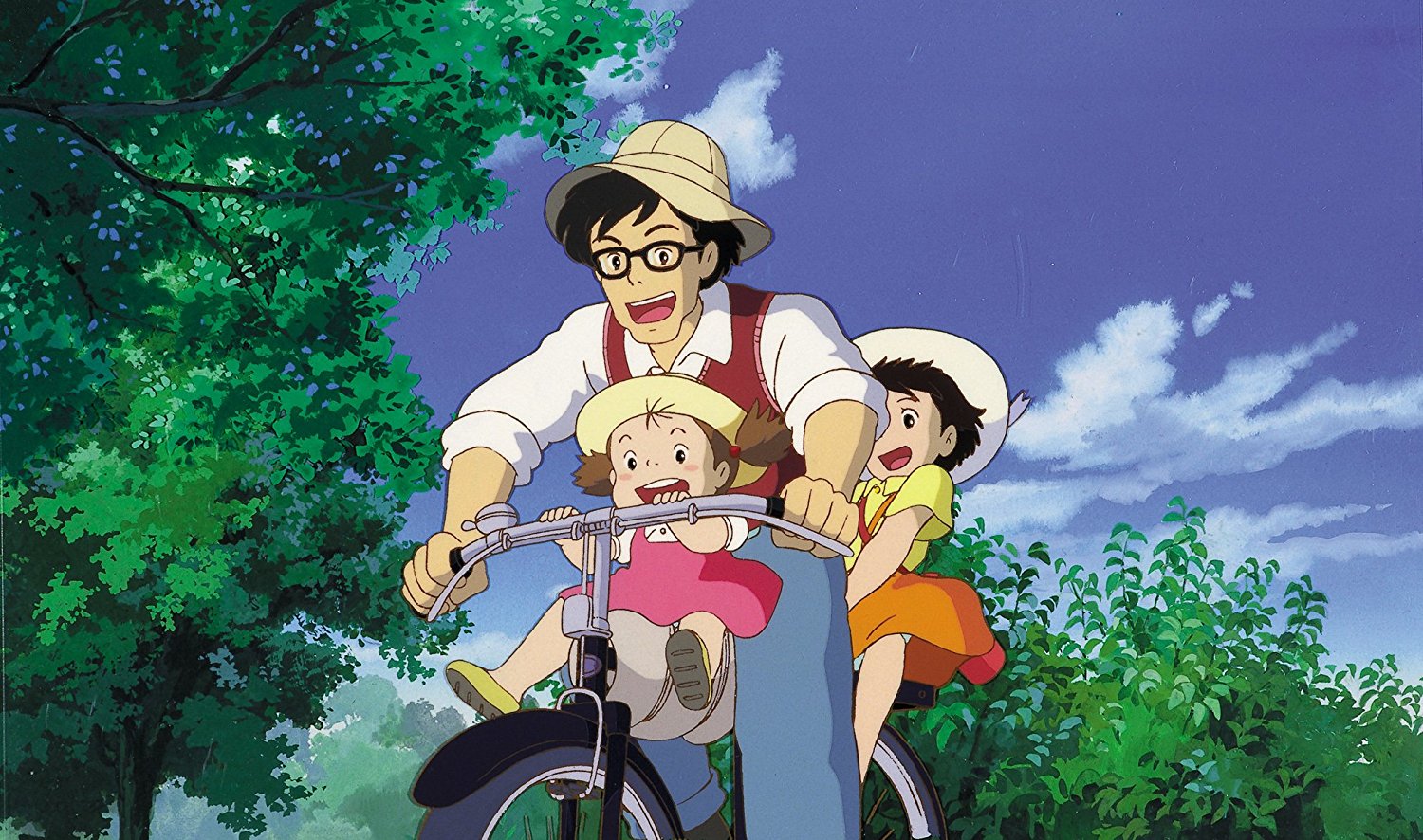 Mei, Satsuki und ihr Vater sind auf einem Fahrrad unterwegs